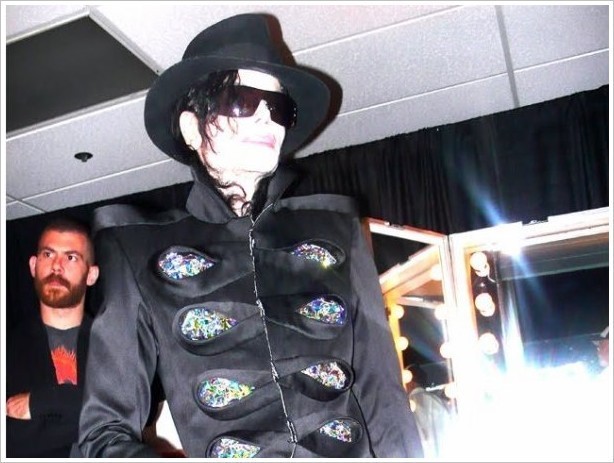 This-Is-It-Costume-Fitting-michael-jackson-10578260-614-463.jpg