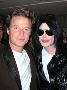 14604_billy-bush-and-michael-jackson-pose-for-the-access-cameras.jpg