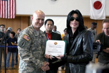 2007.03.10.Us-Army-Troops-micheal-Jackson-1_s.JPG