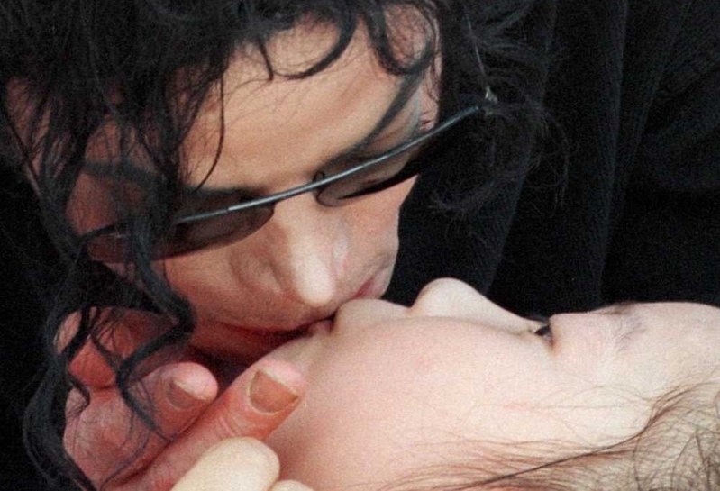 on-the-lips-___-michael-jackson-20815399-999-681.jpg