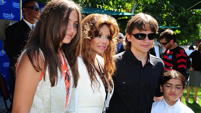 655082-us-michael-jackson-family-art-donation.jpg