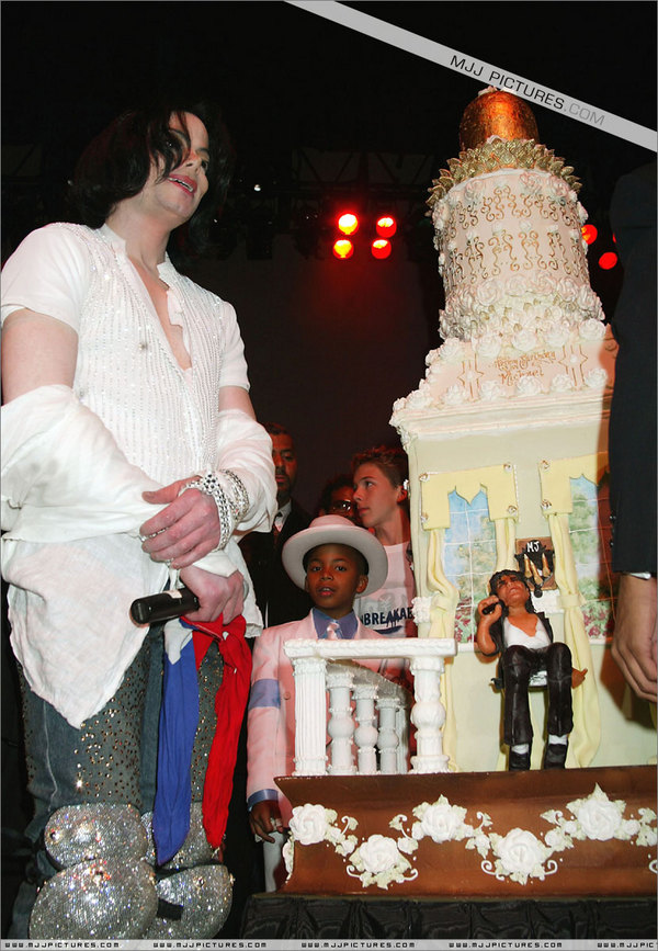 2003-mj-45th-birthday-on-stage.jpg