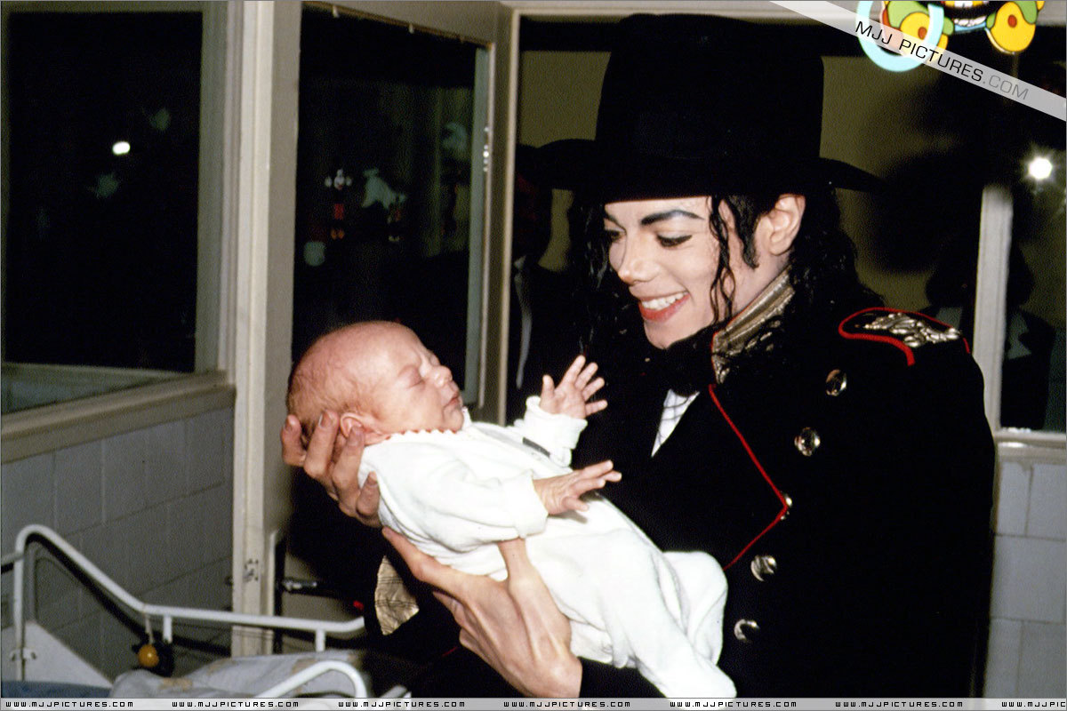 Various-Michael-visits-Bucharest-michael-jackson-7524318-1200-800.jpg