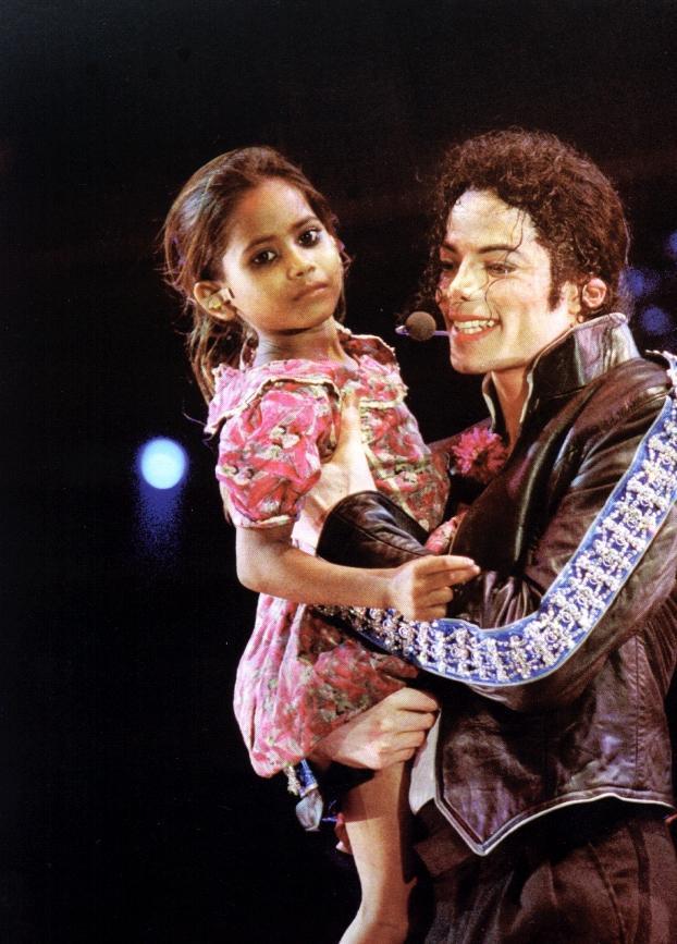 History-Tour-on-stage-michael-jackson-7594083-622-867.jpg