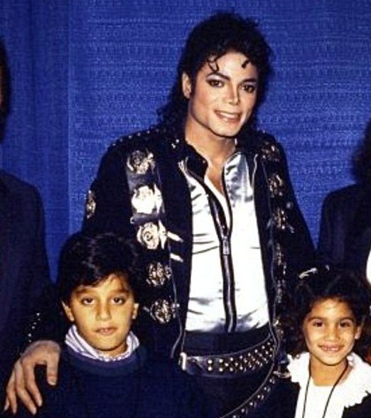 Michael-michael-jackson-18805429-522-588.jpg
