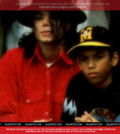 MJ-michael-jackson-18469429-500-556.jpg
