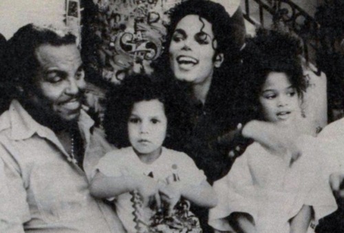 New-pics-michael-jackson-25310282-500-338.jpg