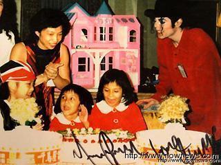 MICHAEL-michael-jackson-18154406-320-240.jpg