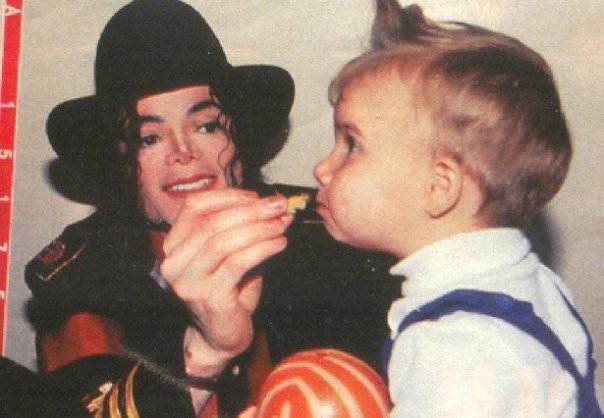 -r-michael-jackson-8832123-604-418.jpg