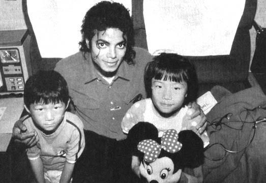 BEAUTIFUL-MICHAEL-michael-jackson-13313659-523-360.jpg
