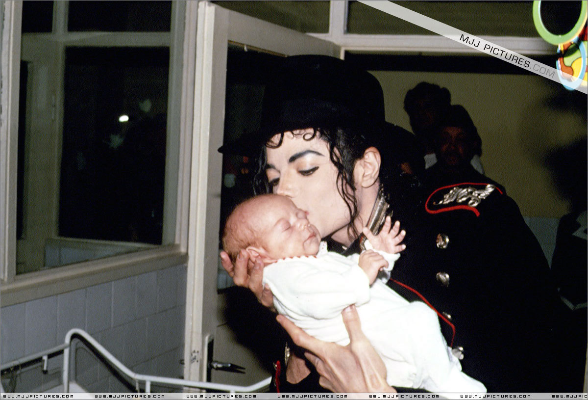 Various-Michael-visits-Bucharest-michael-jackson-7524326-1200-815.jpg