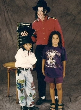 Photoshoots-Miscellaneous-michael-jackson-7496550-267-364.jpg