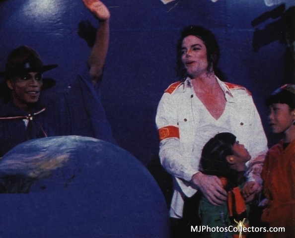 MICHAEL-michael-jackson-concerts-12675641-594-480.jpg