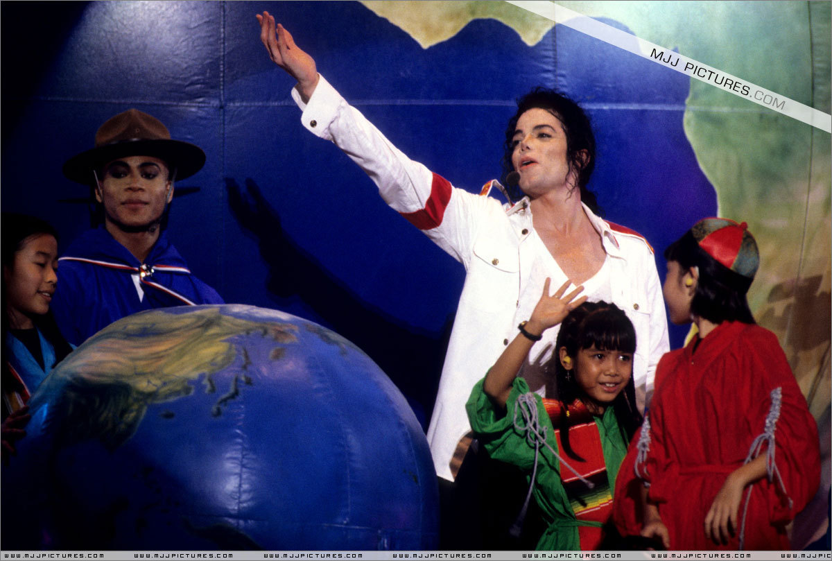 Dangerous-World-Tour-On-Stage-michael-jackson-7505613-1200-809.jpg