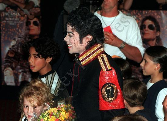 Appearances-Premiere-of-Ghosts-in-Sydney-michael-jackson-7576396-550-399.jpg