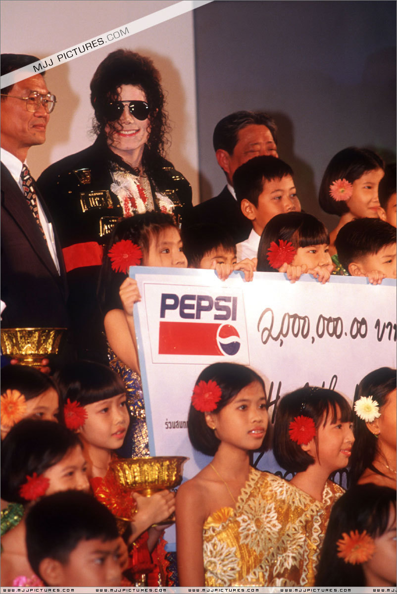 Dangerous-Appearances-michael-jackson-7496299-802-1200.jpg