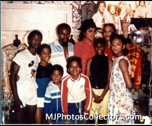 king-of-music-michael-jackson-18068128-300-249.jpg