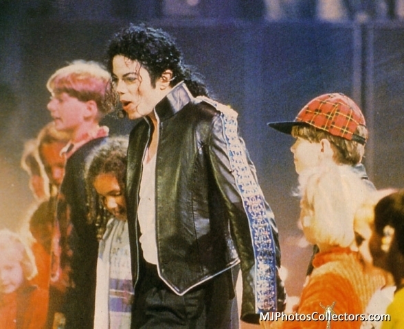 MICHAEL-JACKSON-LIVE-michael-jackson-concerts-12675744-588-480.jpg