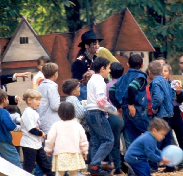 Michael-michael-jackson-12422936-617-592.jpg