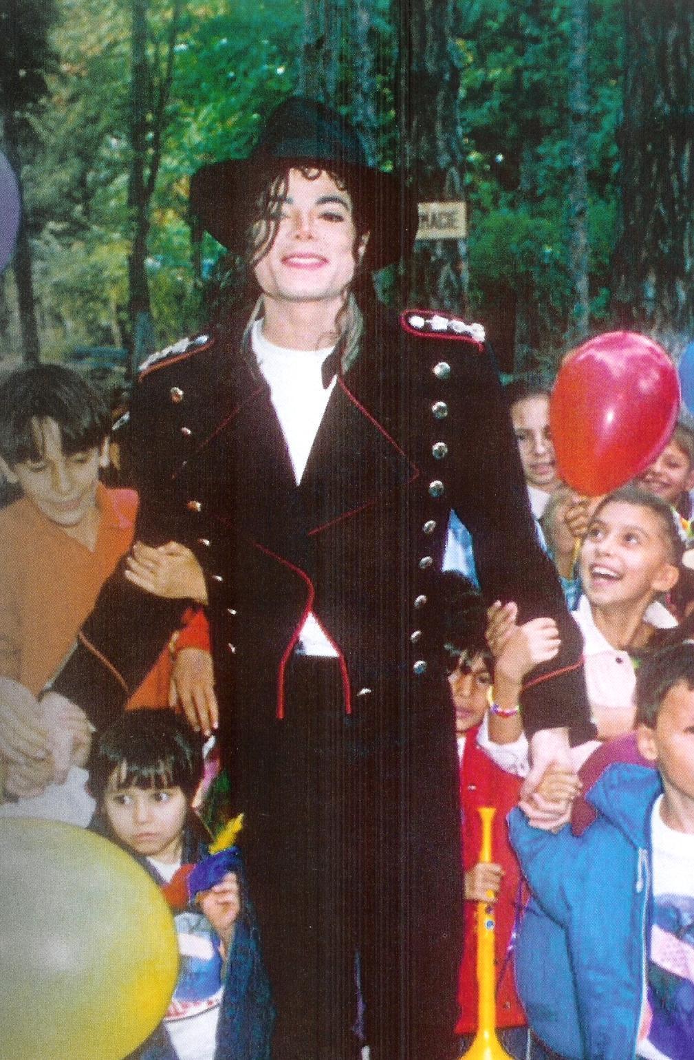 MJ-michael-jackson-8609999-1009-1540.jpg