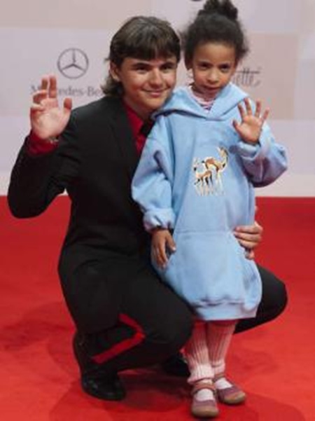 Prince-with-sweet-babygirl-prince-michael-jackson-25535570-450-601.jpg