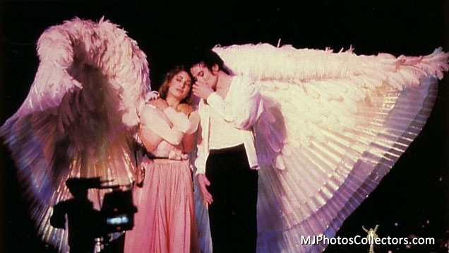DANGEROUS-TOUR-michael-jackson-12668474-636-358.jpg