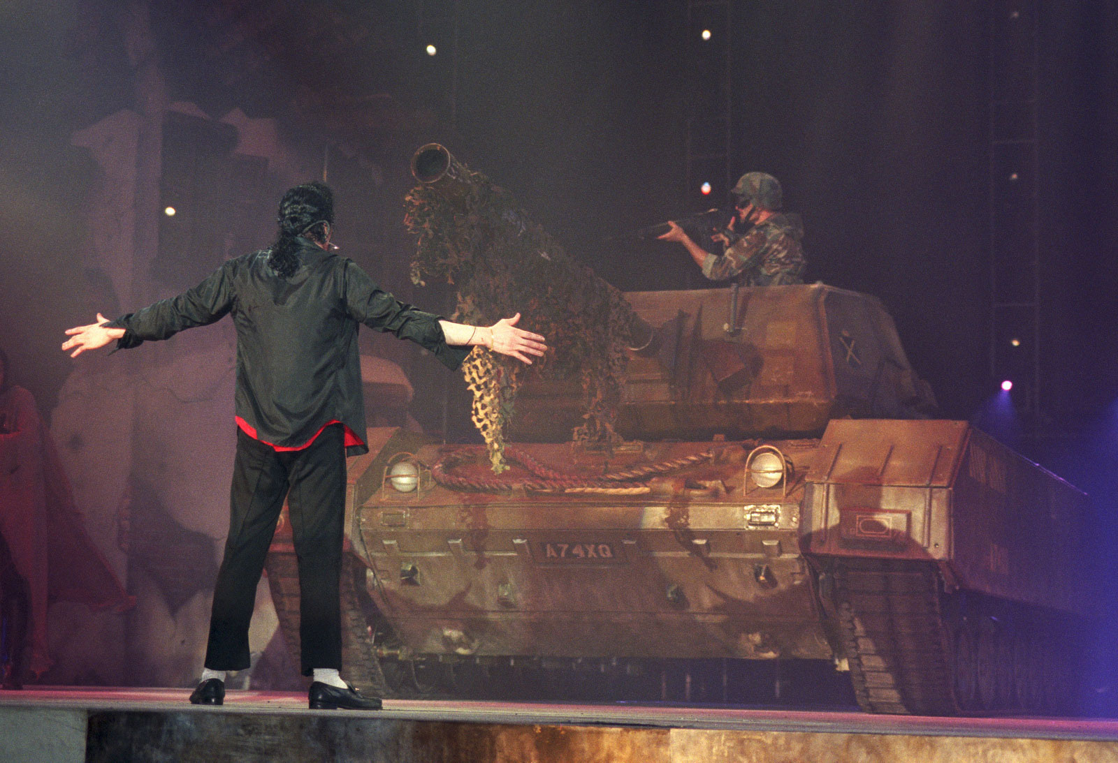 mj-earth-song-earth-song-12993002-1600-1093.jpg