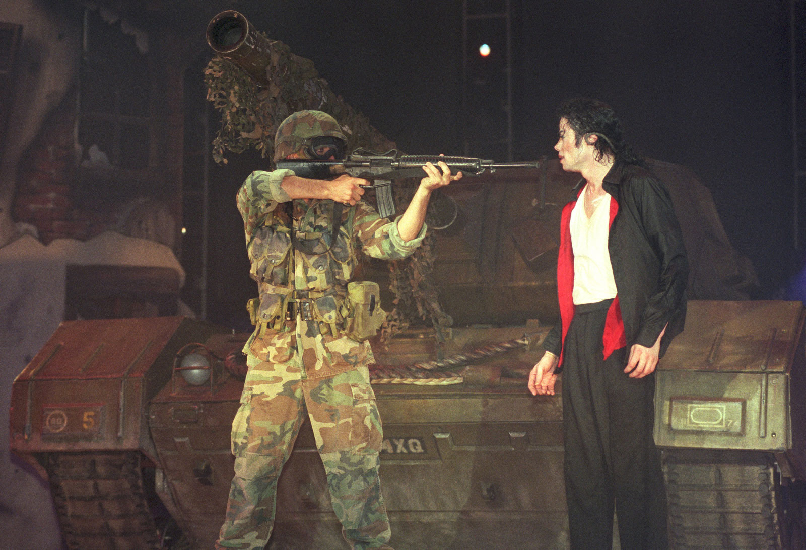 mj-earth-song-earth-song-12993048-1600-1093.jpg