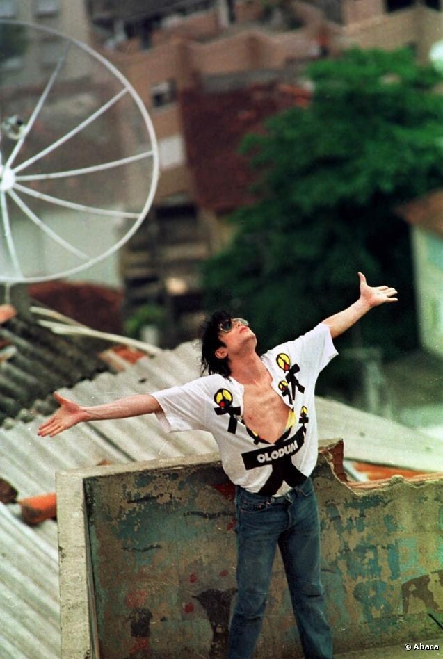 MICHAEL-JACKSON-michael-jackson-12462444-637-948.jpg