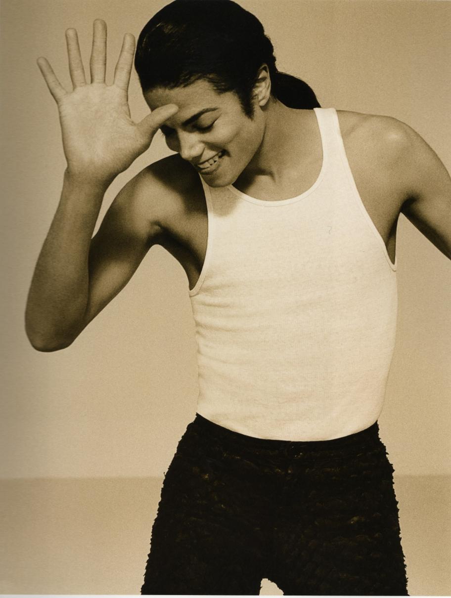 MJ-In-the-closet-in-the-closet-video-24985064-912-1210.jpg