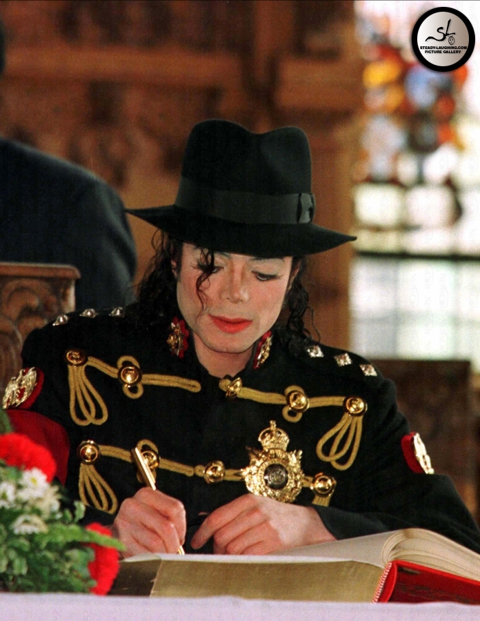 Shining-Star-in-the-memory-of-michael-jackson-2011-24391937-696-900.jpg
