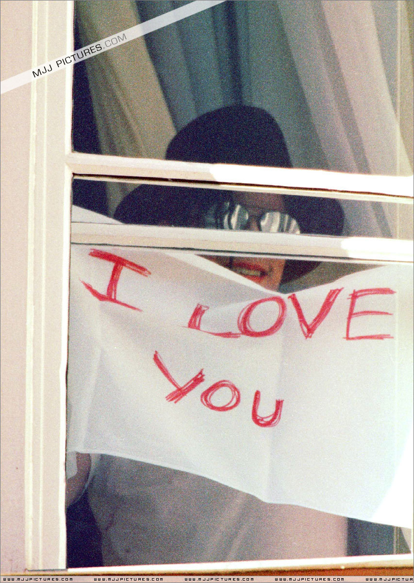 1998-2000-Various-Munich-Visit-michael-jackson-9962714-853-1200.jpg