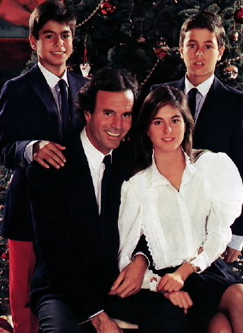 Julio-with-his-children-julio-iglesias-14007945-350-480.jpg