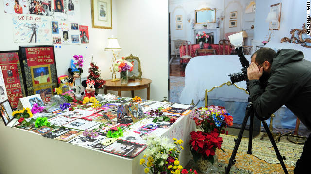111213112604-michael-jackson-auction-5-horizontal-gallery.jpg