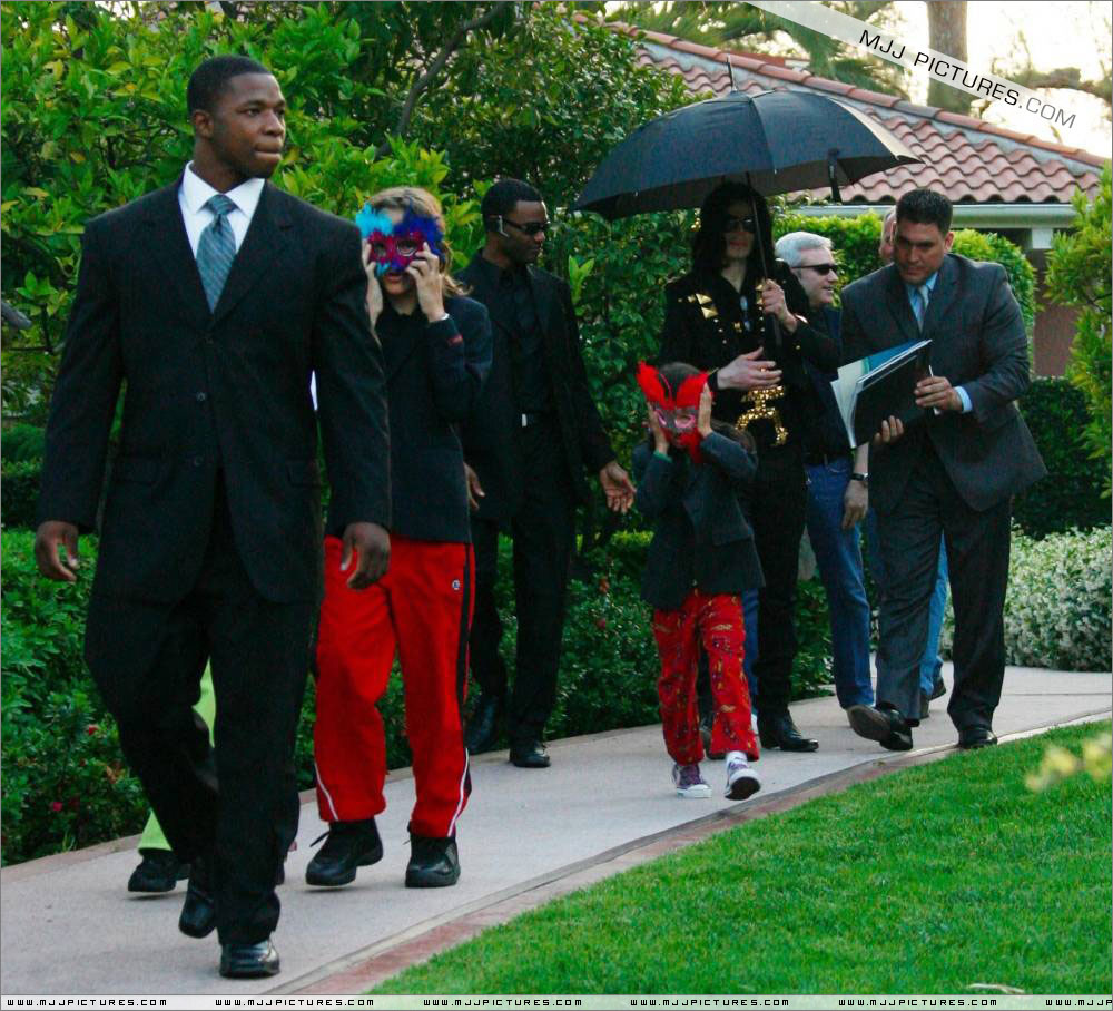 michael-and-his-children-leave-the-beverly-hills-hotel(410)-m-35.jpg