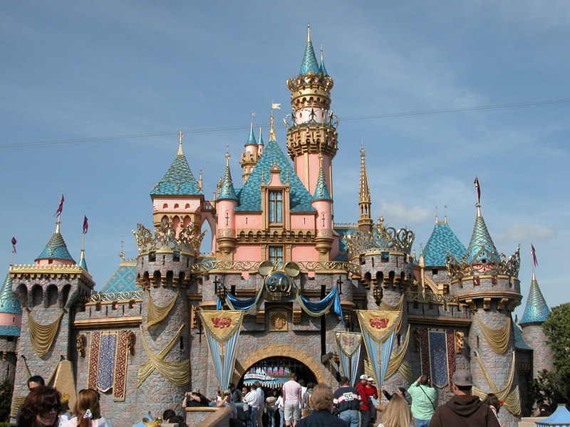 Sleeping_Beauty_Castle_during_Disneyland_50th_anniversary_副本.jpg