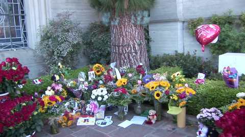 michael-jackson-death-anniversary-flowers-02-480w.jpg