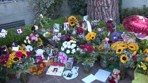 michael-jackson-death-anniversary-flowers-07-480w.jpg