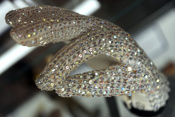 michael-jackson-auction-glove.jpg