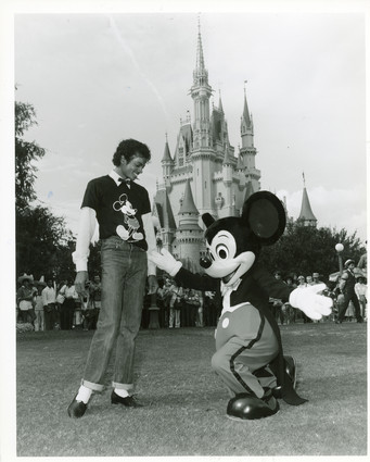 Michael-and-Mickey-Mouse-michael-jackson-24254840-341-425.jpg