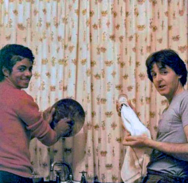 Michael-Jackson-and-Paul-McCartney-doing-the-washing-up.jpg