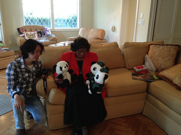 杰克逊的母亲凯瑟琳手拿中国熊猫玩具.jpg