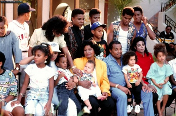 迈克尔-杰克逊和家人1989年在恩西诺庄园团聚.jpg