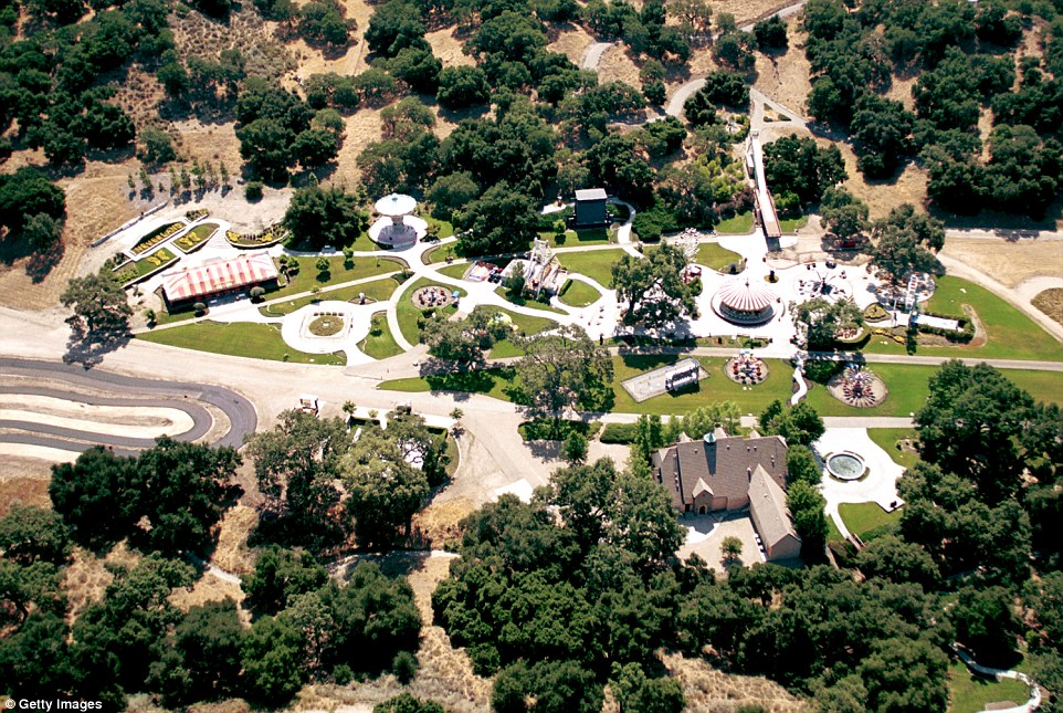 292899E700000578-3101512-Not_the_same_Neverland_pictured_2001_now_known_as_Sycam.jpg