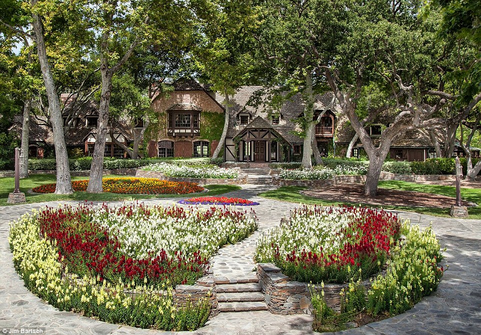 2929115C00000578-3101512-On_sale_Michael_Jackson_s_Neverland_Ranch_pictured_rece.jpg