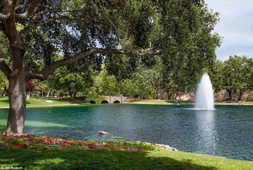 2929115800000578-3101512-Grand_living_quarters_WSJ_reports_the_home_which_is_loc.jpg