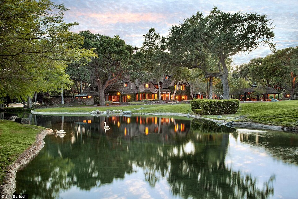 2929116C00000578-3101512-Renovated_Listed_by_Sotheby_s_and_Hilton_Hyland_most_of.jpg