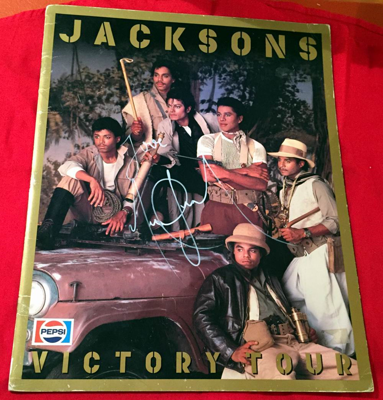 NO.5 SIGNED VICTORY TOUR BOOK 1_副本.jpg