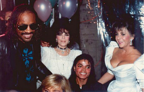 MJ-with-Friends-Fam-michael-jackson-22743359-500-322.jpg
