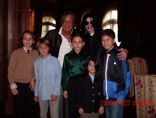 new_michael_jackson_family_photo.jpg
